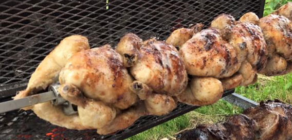 oulets rôtis à la broche lors d’une grillade festive organisée par notre traiteur à Genève